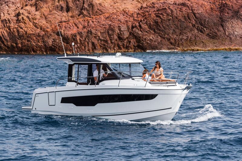 Jeanneau Merry Fisher 895 - relaxing on the water Jeanneau Merry Fisher 895 Series 2