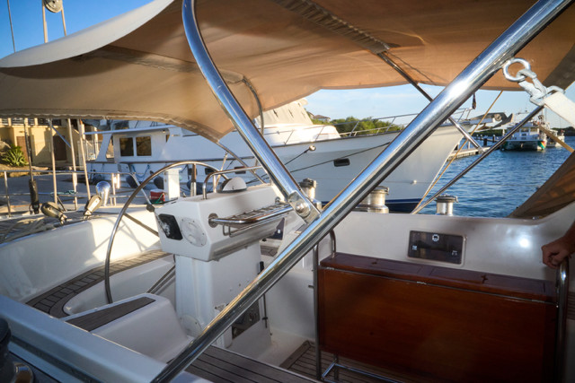  OYSTER 80 Deck Saloon