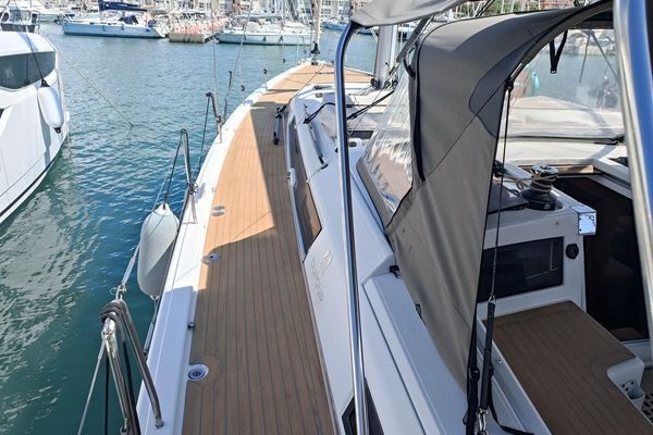  Dufour Yachts 530