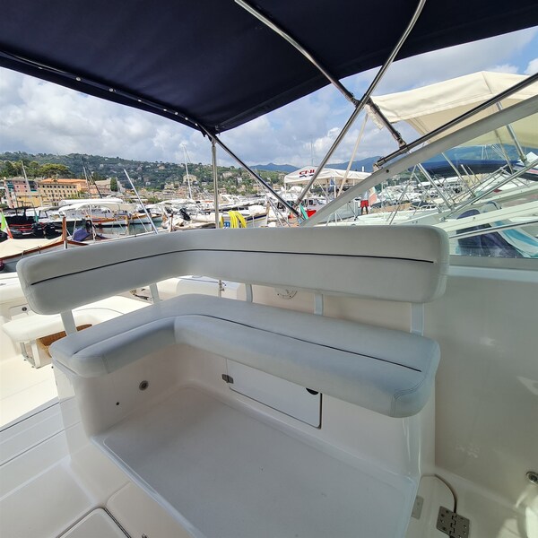 Tiara 2900 Coronet cockpit lounge Tiara Yachts 2900 Coronet