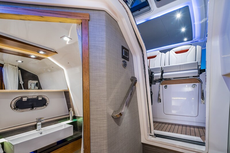 Tiara 38 LS head Tiara Yachts 38 LS