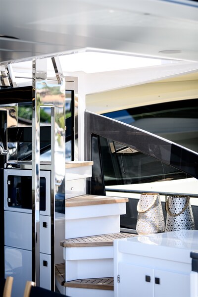 Azimut S7New cockpit stairs Azimut S7 M/Y 2023