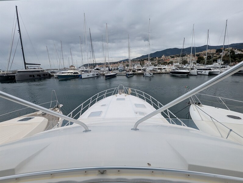 Bertram 630 fwd deck Bertram Yacht 630 Convertible
