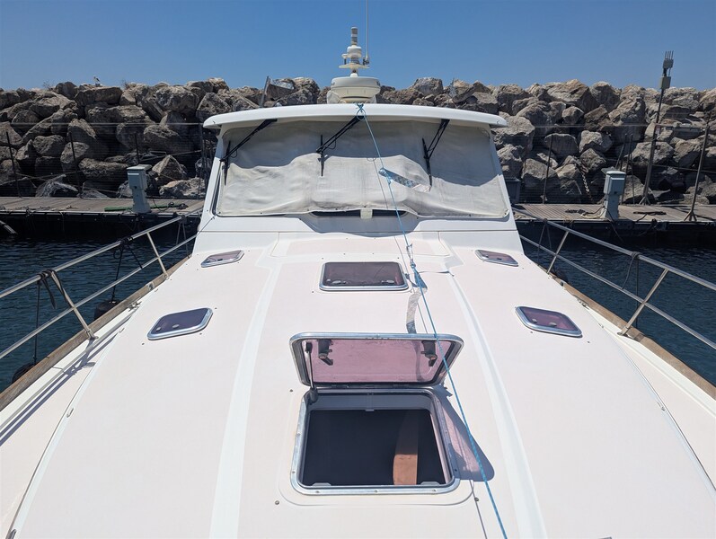 Sabre 42 Express fwd deck Sabre Yachts 42' Hard Top Express