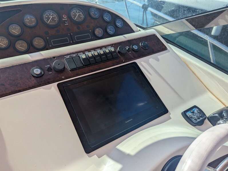 Riviera 4000 Offshore helm Riviera Marine 4000 Offshore