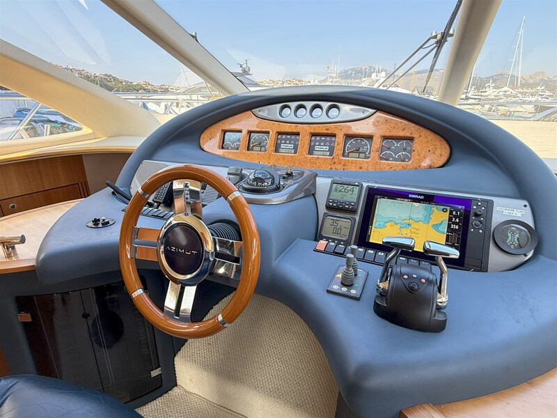 AZIMUT 55 Console detail Azimut 55 Flybridge