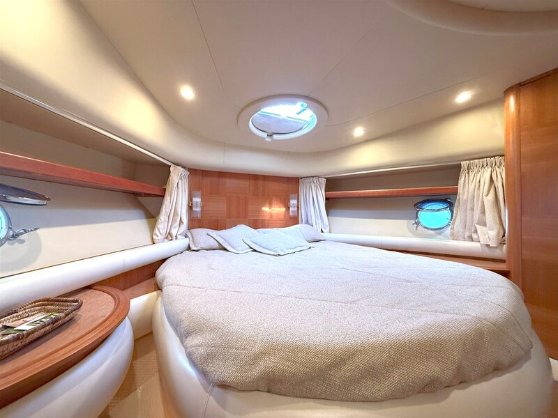 AZIMUT 55 Owner's cabin detail light Azimut 55 Flybridge