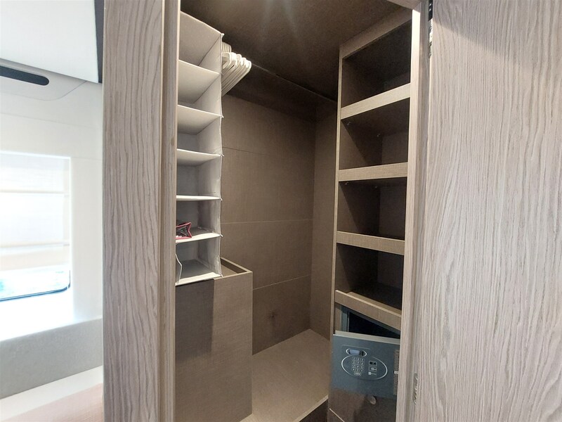 Azimut 53 Fly wardrobe Azimut 53 Flybridge MY 2021