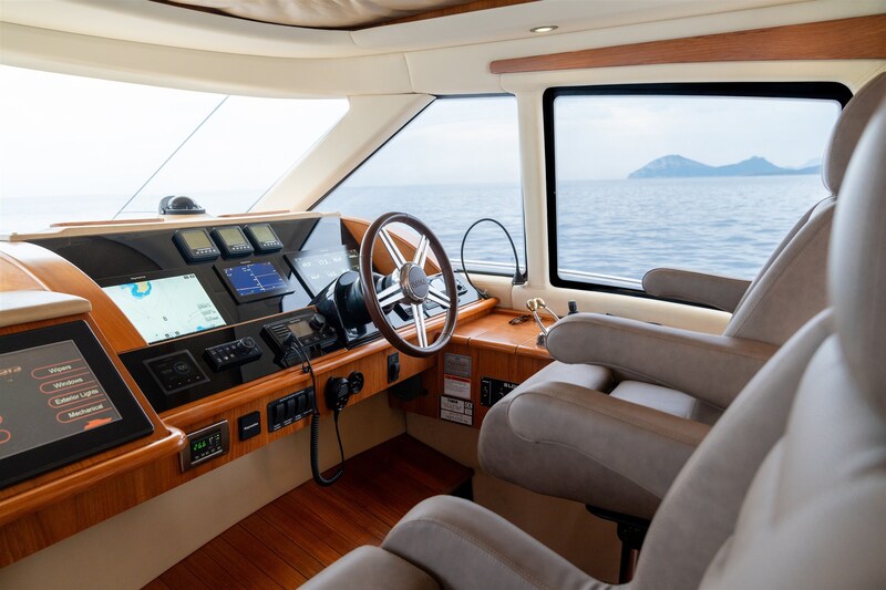 {I} Helm station Tiara Yachts 5800 Sovran