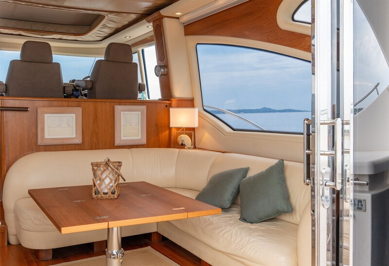 {I} Dinette Tiara Yachts 5800 Sovran