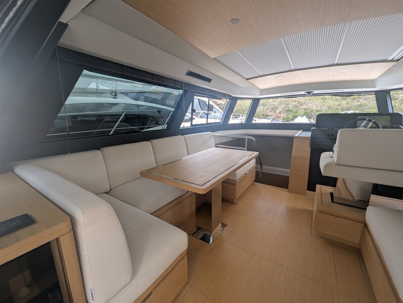 {I} Dinette Pardo Yachts GT 52