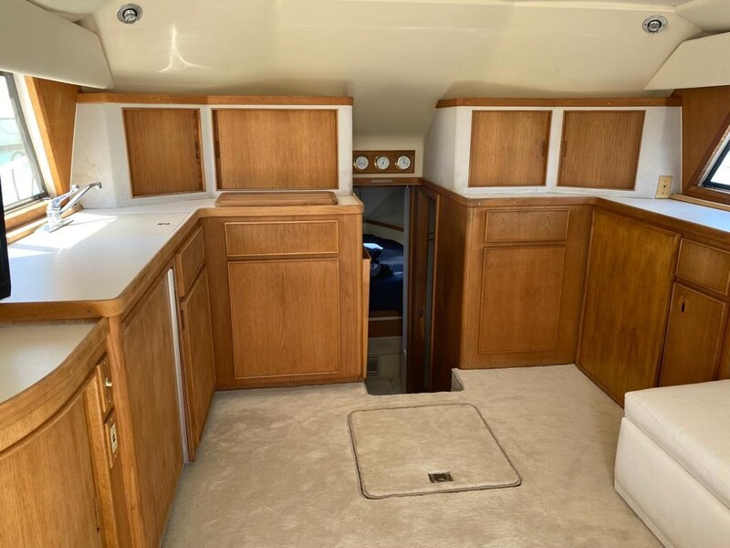 {I} salon Bertram Yacht 37' Convertible