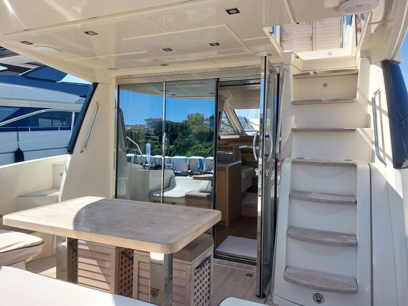 Cockpit dinette Beneteau MONTE CARLO 5