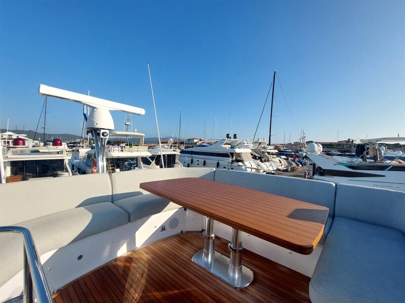 Upper dinette Azimut 53 Flybridge