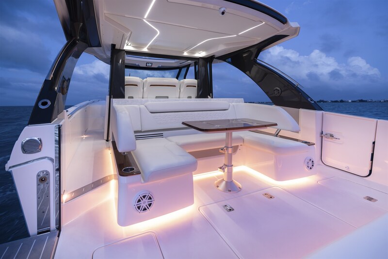 Cockpit view Tiara Yachts 46LS