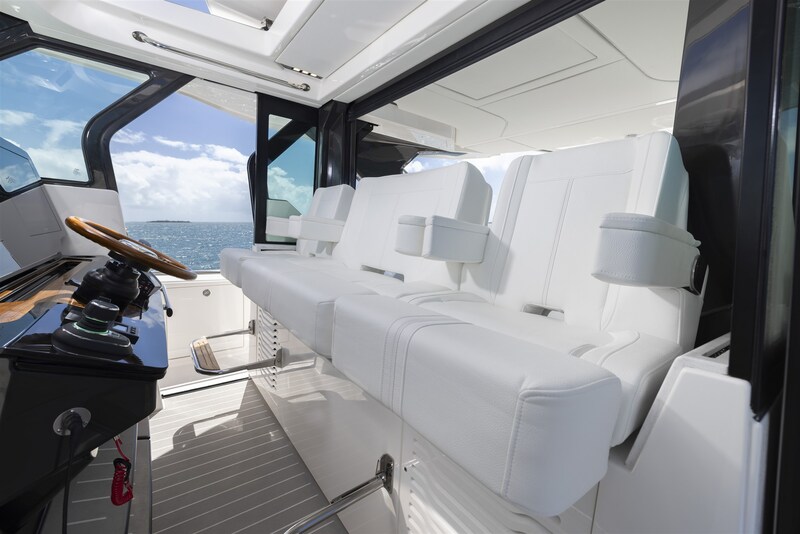 Helm station Tiara Yachts 46LS