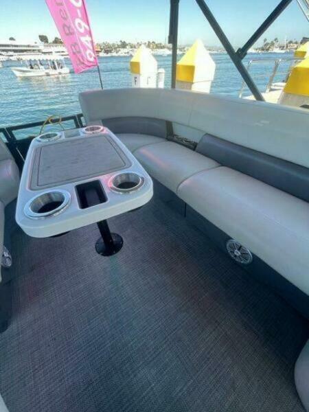  Vision WX Tritoon