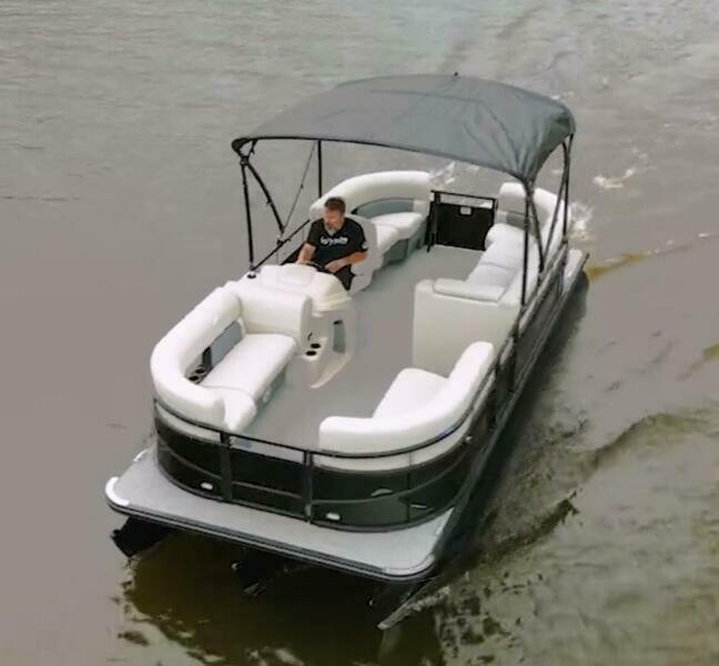  Vision WX Tritoon