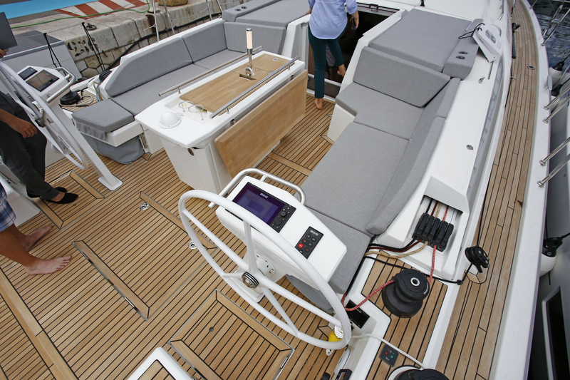 Cockpit Beneteau Oceanis 46.1